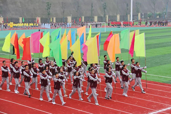 班級(jí)方陣隨即有序入場(chǎng)