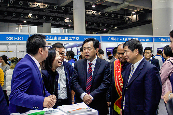 現(xiàn)場吸引了許多專業(yè)觀眾和外國友人的駐足