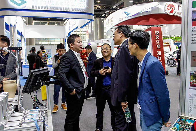 張?zhí)炫嘈iL與專業(yè)觀眾“暢聊”