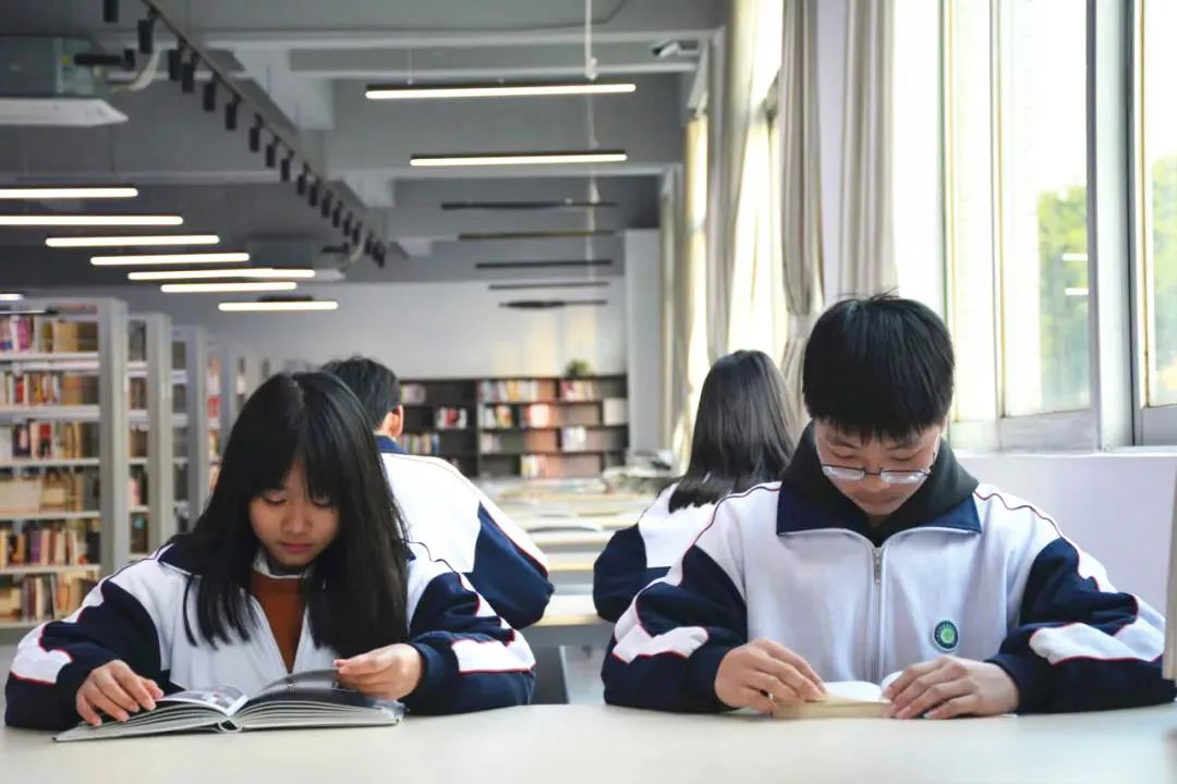 課間輔導(dǎo)同學(xué)作業(yè)_看圖王.jpg 圖片